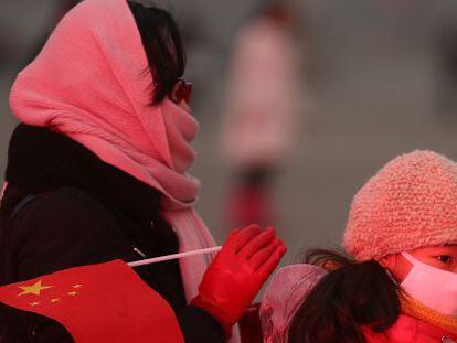 Una mujer y su hija, con mascarillas, cruzan la plaza de Tiananmen de Pek&iacute;n el 30 de enero de este a&ntilde;o.