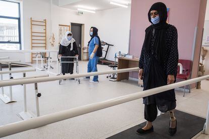 Dos mujeres amputadas durante su rehabilitación, en una sala exclusivamente femenina del centro de rehabilitación del CICR de Erbil.  
