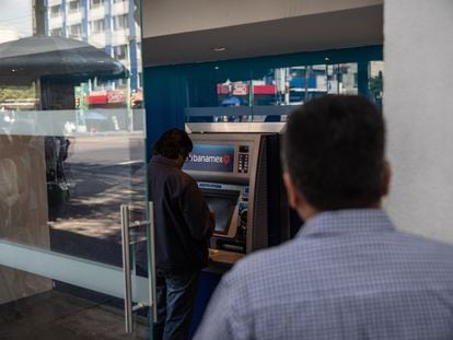 Un usuario hace uso de un cajero automático en una sucursal de Citibanamex en Ciudad de México.