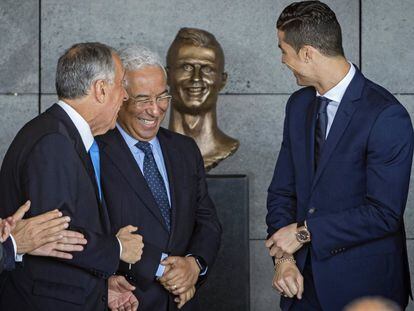 El presidente portugués, Marcelo Rebelo de Sousa, bromea con el primer ministro, Antonio Costa, ante el futbolista  Cristiano Ronaldo en el aeropuerto de Madeira en 2017.