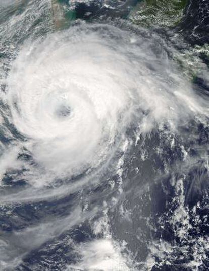 Imagen cedida por la NASA que muestra la vista satelital de tifón Haikui.