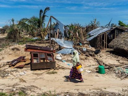 Una mujer camina junto a unas casas destrozadas por el ciclón Kenneth el pasado 13 de mayo en la localidad de Guludo de la isla de Ibo, en Mozambique. 