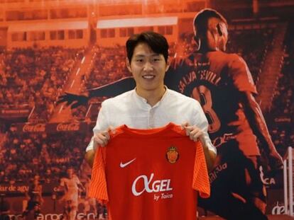 Kang-in Lee en su presentación con el Mallorca.