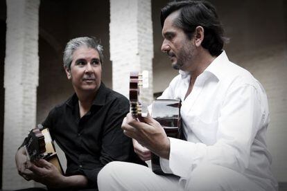Miguel &Aacute;ngel Cort&eacute;s y Jos&eacute; Mar&iacute;a Gallardo del Rey, junto con sus guitarras. 