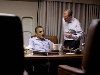 Obama prepara un discurso en el avión presidencial, rumbo a Afganistán, junto a Ben Rhodes (2012). 