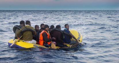 Un grupo de inmigrantes, en una barca hinchable en noviembre pasado.