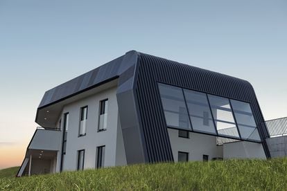 Esta curiosa casa con paredes blancas y fachada negra, que asemeja una nave espacial incrustada en el césped, se encuentra en una parcela a las afueras de Oviedo (Asturias).