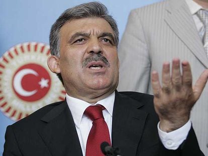 El candidato a presidente de Turquía, Abdulá Gül, durante una conferencia de prensa celebrada ayer en Ankara.