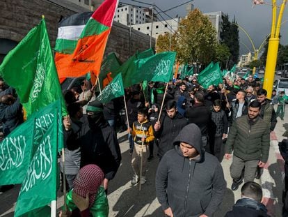 Manifestantes palestinos protestan este miércoles en la ciudad cisjordana de Hebrón por el asesinato en Beirut del dirigente de Hamás Saleh al Aruri.