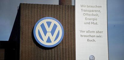 Logotipo de Volkswagen en la f&aacute;brica de Volkswagen en Wolfsburgo (Alemania). EFE/Archivo