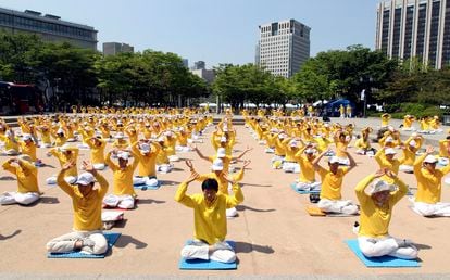 Miembros surcoreanos de Falun Gong, realizan un ritual conocido como Kim Shin-woo, en Seúl.