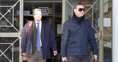 José Bernabé, con gafas oscuras, en la puerta del juzgado de Alicante, donde ha vuelto a negarse a declarar.