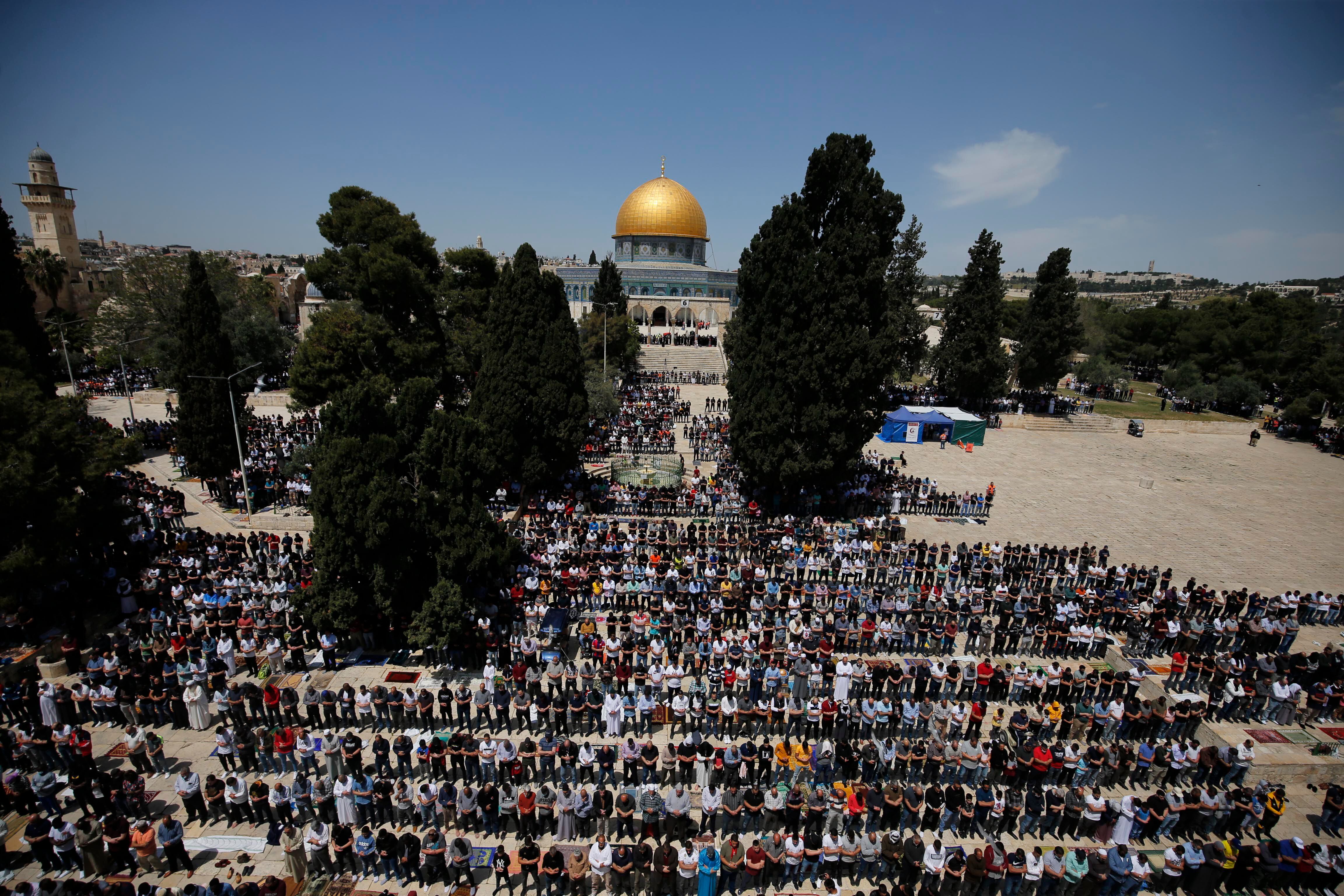 Palestinos rezan durante el primer viernes de Ramadán, frente a la mezquita Al Aqsa, en Jerusalén. 