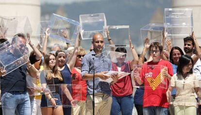 Pep Guardiola, amb una urna, ha demanat el vot.