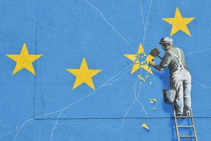 Un mural de Banksy con motivo del Brexit en Dover Reino Unido.