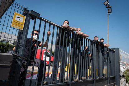 Los trabajadores de Nissan protestan en la puerta de la planta de Barcelona, ante el inminente cierre de las instalaciones.