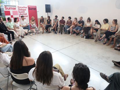 Yolanda Díaz se reúne con jóvenes activistas, en el espacio sostenible Ecooo, este viernes en Madrid.