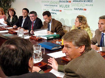 Reunión del grupo de asesor del PSOE sobre la reforma del Estatuto, ayer, en Sevilla.