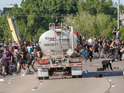 Un camión avanza hacia una multitud de manifestantes en Minneapolis, Estados Unidos.