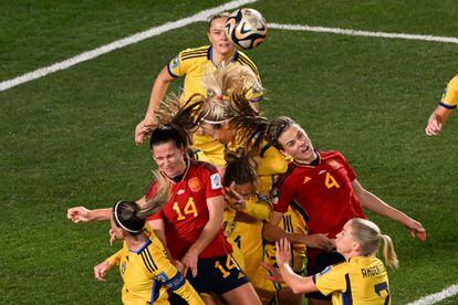The players from Spain and Sweden, during a play. 