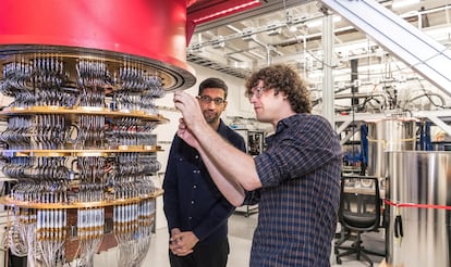 El director ejecutivo de Google, Sundar Pichai, junto a un investigador con un computador cuántico en Santa Bárbara (California) en 2019.