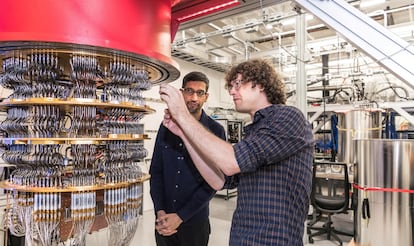 El director ejecutivo de Google, Sundar Pichai, junto a un investigador con un computador cuántico en Santa Bárbara (California) en 2019.