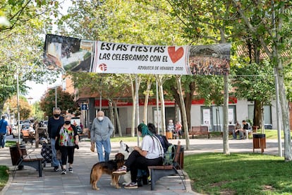 Una pancarta pide a los vecinos mesura durante las fiestas del pueblo Azuqueca de Henares que se encuentra en la frontera con Madrid.