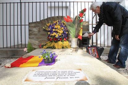 Un hombre deposita una carta en el buz&oacute;n de la tumba de Antonio Machado en Collioure.  