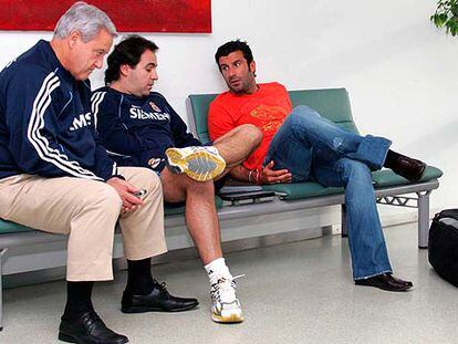 Figo, durante su espera en el aeropuerto austriaco de Graz para volar a Milán.