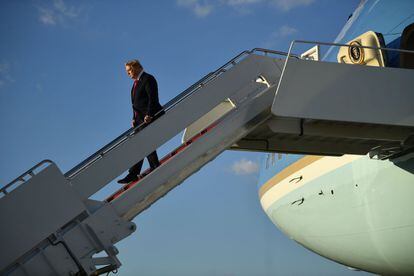 El presidente estadounidense Donald Trump desembarca del Air Force One a su llegada a la base Joint Base Andrews de Maryland (EE UU).