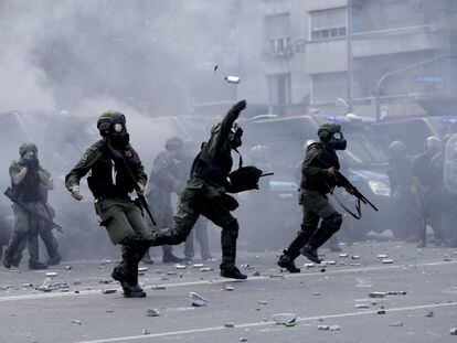 Antidisturbios lanzan bombas de gas contra manifestantes frente al Congreso en Buenos Aires.