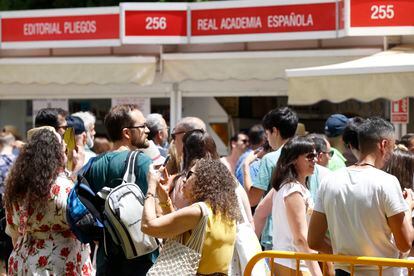 El domingo, último día de la Feria del Libro en Madrid, hubo una alta afluencia de público.