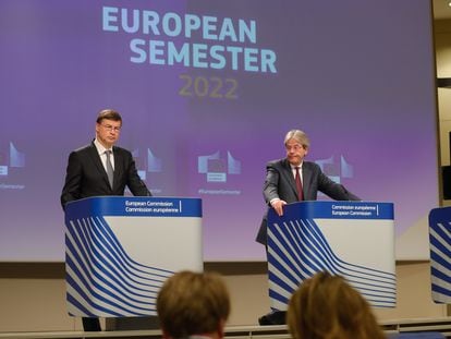 El vicepresidente de la Comisión Europea, Valdis Dombrovskis (I), y el comisario de Economía, Paolo Gentiloni (D).