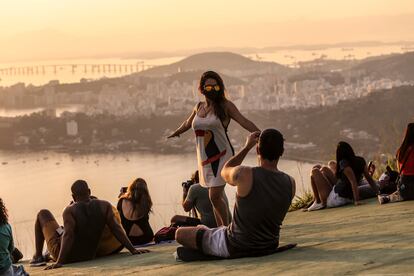 Puesta de sol en el parque de la ciudad de Niteroi, Brasil