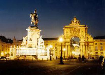 Vista nocturna de la plaza del Comercio en Lisboa, con el arco de la calle Augusta y el monumento a don José I. EFE/Archivo