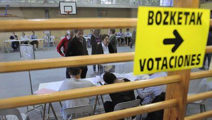 Ambiente de elecciones en un colegio electoral de Vitoria. 