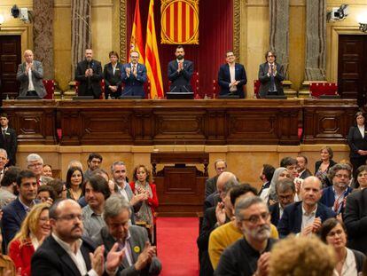 Los diputados del Parlament aplauden tras la votación que da el visto bueno a una comisión de investigación de la violencia sexual en los colegios.
 