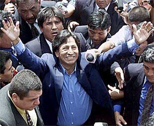 El candidato Alejandro Toledo saluda a sus seguidores tras votar, ayer, en un colegio electoral de Lima.