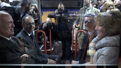 Esperanza Aguirre y Alberto Ruiz-Gallardón, frente al consejero de Transportes, José Ignacio Echeverría (primero por la izquierda), y el concejal de Hacienda, Juan Bravo, en la inauguración del nuevo tramo de metro.