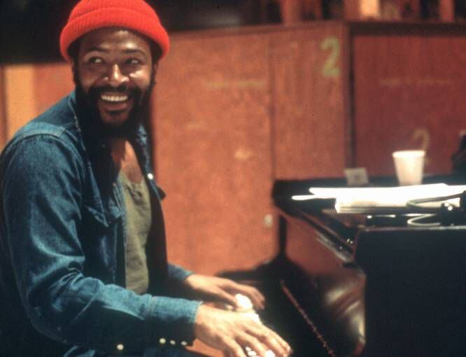 Marvin Gaye en los estudios de grabación Golden West de Los Ángeles en 1973.