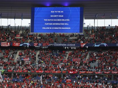 Uno de los videomarcadores del Estadio de Francia anunciaba el retraso del encuentro de la final de la Liga de Campeones entre el Real Madrid y el Liverpool, en París el 28 de mayo.