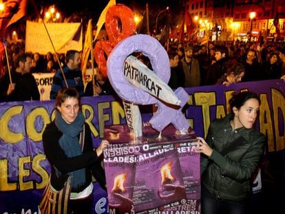 Participantes en la manifestaci&oacute;n del D&iacute;a de la Mujer Trabajadora por las calles de Valencia.