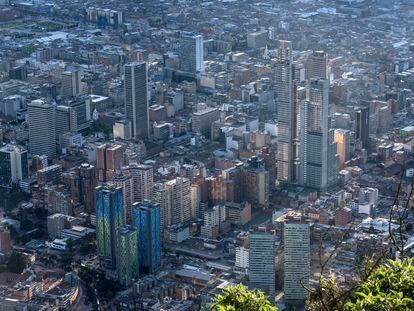 Edificios corporativos vistos desde el cerro de Monserrate, en Bogotá (Colombia).