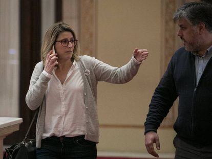 Los diputados de Junts per Catalunya, Elsa Artadi y Albert Batet, en el Parlament.