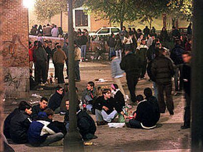 Varios grupos de jóvenes consumen el <i>botellón</i> en la plaza del Dos de Mayo de Madrid.