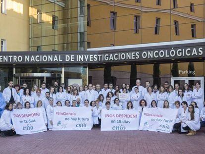 Trabajadores del Centro Nacional de Investigaciones Oncológicas, en Madrid, el pasado diciembre.
