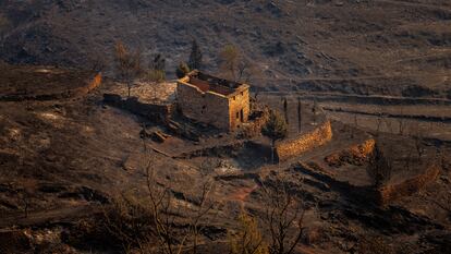 Una casa destruida por el fuego, ayer en Bejís (Castellón).