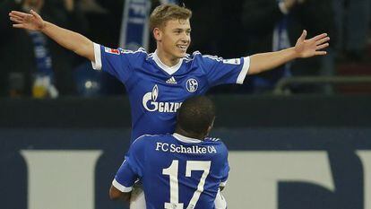 Meyer celebra con Farfán un tanto en la Bundesliga, este mes.