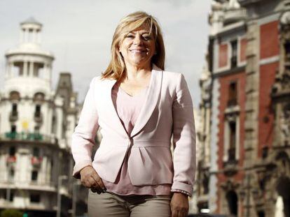 Elena Valenciano, candidata del PSOE, en el centro de Madrid.