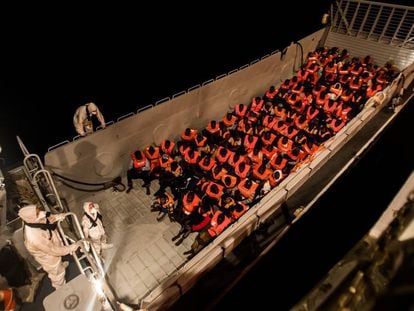 Una lancha de la marina italiana llena de inmigrantes se acercan al barco 'Aquarius' el pasado junio